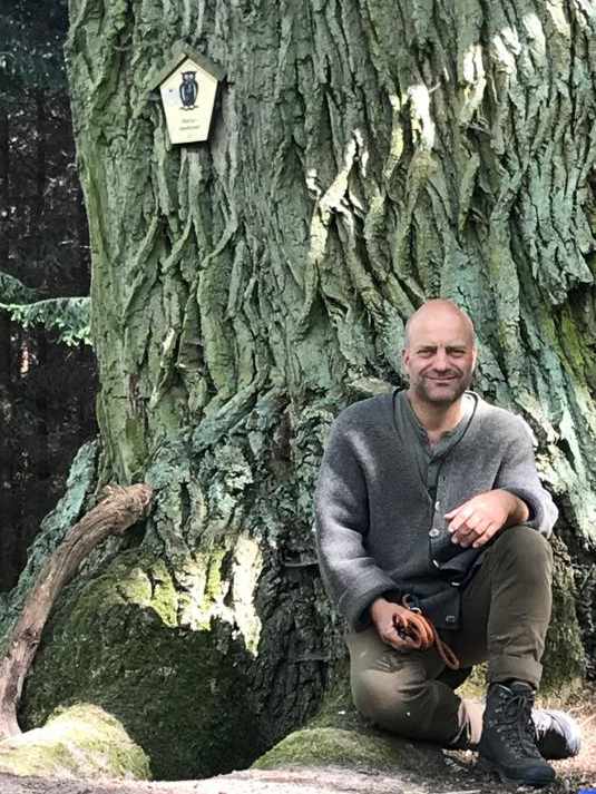 Stefan Garmshausen vor einer alten Eiche