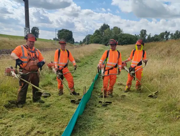 Mitarbeiter der Fa. Garmshausen mit Motorsensen