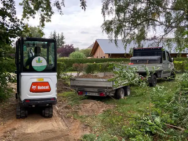 Minibagger und Anhänger