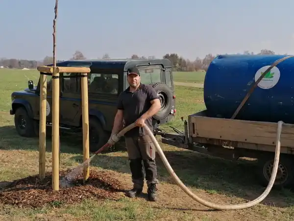 Landrover mit Wässerungsanhänger